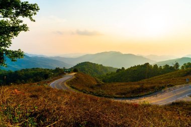 Katman dağ ve yol ile güzel günbatımı gökyüzü