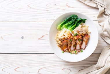 yumurta noodle ile kırmızı kavrulmuş domuz etli mantı