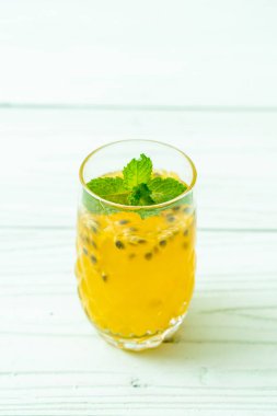 taze ve buzlu tutku meyve suyu