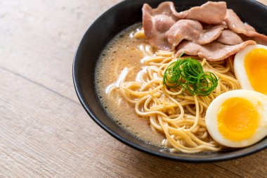 domuz eti ve yumurta ile TONKOTSU ramen erişte