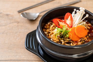 siyah kase Kore anlık erişte