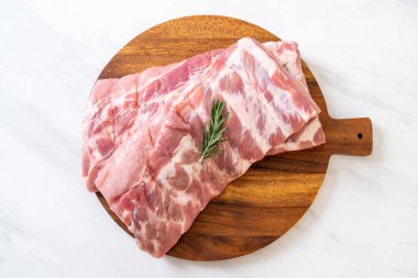 Taze çiğ domuz kaburgası. 