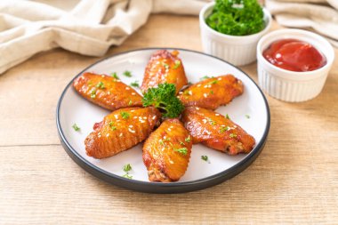 Barbekü tavuk kanatları beyaz susam ile