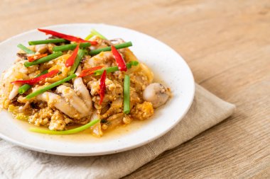 Tavada kızartılmış kalamar ve ahtapot tuzlu yumurta ile