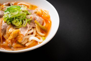 Udon ramen noodle ile domuz eti ve kimchi 