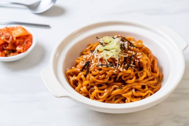 Kore sıcak ve baharatlı anlık noodle kimchi ile