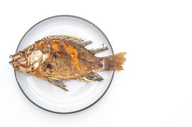 Kızarmış balık baharatlı deniz ürünleri sos ile