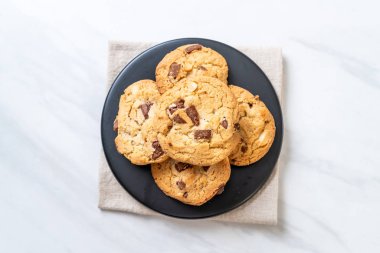 Çikolata parçacıklı kurabiye.