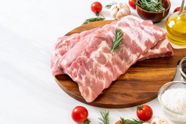 Taze çiğ domuz kaburgası. 