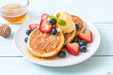 yaban mersini, çilek, bal ve vanilya buz-cr ile gözleme