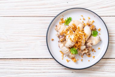 Kızarmış kalamar ve ahtapot sarımsak ile