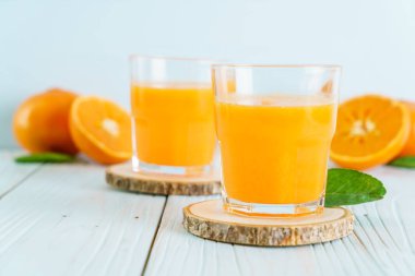 Ahşap arka plan üzerinde taze portakal suyu