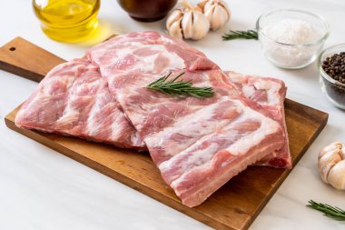 Taze çiğ domuz kaburgası. 