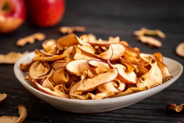 Ev yapımı kurutulmuş organik elma dilimli
