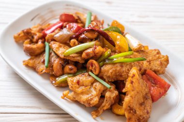 Cevizli kızarmış tavuk. 