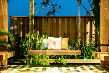 ahşap salıncak üzerinde rahat yastık