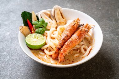 Baharatlı karides udon ramen noodle (Tom Yum Goong)