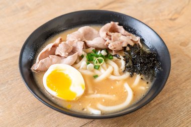 Udon ramen noodle ile domuz çorbası 