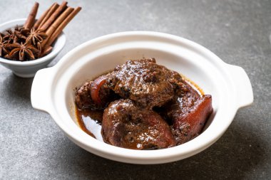 herb ile domuz eti güveç