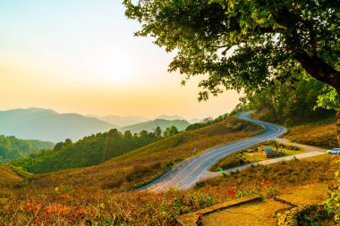 Katman dağ ve yol ile güzel günbatımı gökyüzü