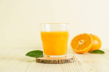 Ahşap arka plan üzerinde taze portakal suyu