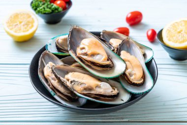 kase üzerinde taze midye