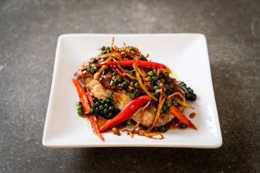 Baharatlı tavada kızartılmış ve bitki ile orfoz balığı fileto 