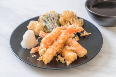 sebzeli karides tempura (hırpalanmış kızarmış karides)