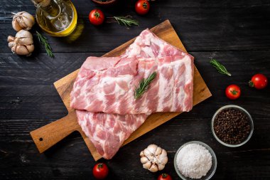 Taze çiğ domuz kaburgası. 