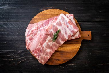 Taze çiğ domuz kaburgası. 