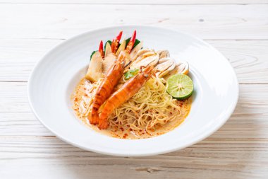 Baharatlı karides spagetti makarna (Tom Yum Goong)