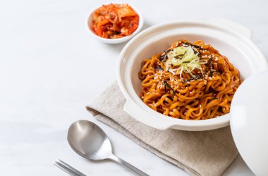 Kore sıcak ve baharatlı anlık noodle kimchi ile