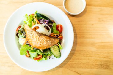 Kızarmış somon salata