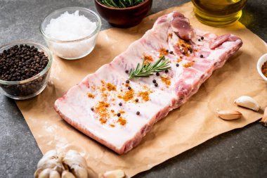 Taze çiğ Domuz kaburga kavurma için hazır 