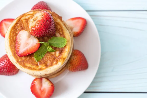 Pfannkuchen mit frischen Erdbeeren — Stockfoto