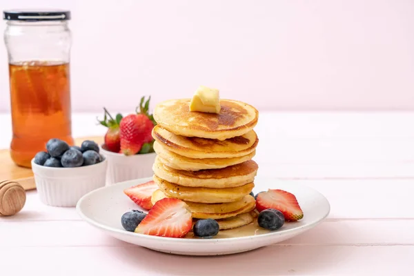 Pfannkuchen mit Erdbeeren, Blaubeeren und Honig — Stockfoto