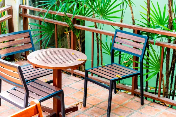 Mesa de patio al aire libre y silla — Foto de Stock