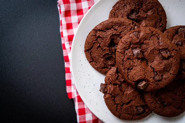 초콜릿 칩과 함께 초콜릿 쿠키 — 스톡 사진