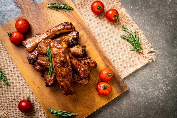 Gegrilde barbecue ribben varkensvlees — Stockfoto