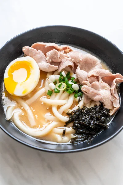 Udon-Ramen-Nudeln mit Schweinesuppe — Stockfoto