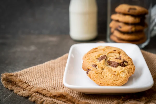 Biscoitos com chips de chocolate — Fotografia de Stock