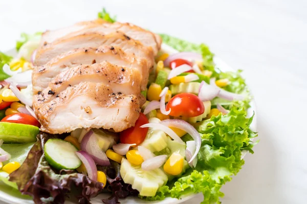 Zdrowe salaterki z piersi kurczaka — Zdjęcie stockowe