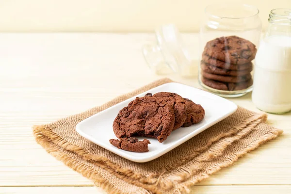 Schokoladenkekse mit Schokoladenchips — Stockfoto