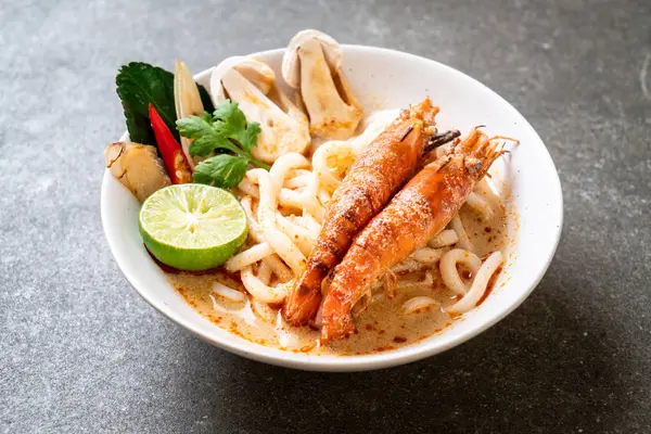 Baharatlı karides udon ramen noodle (Tom Yum Goong)