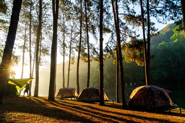 Pang oung jeziora i boru z sunrise w Mae Hong Son, Th — Zdjęcie stockowe