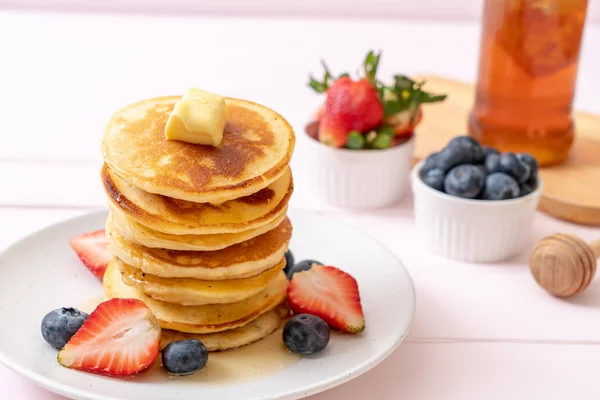 Pancake with strawberries, blueberries and honey — Stock Photo, Image