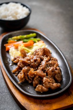 sıcak plaka üzerinde domuz biftek dilimlenmiş 