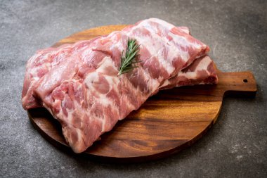 Taze çiğ domuz kaburgası. 