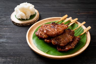 saptırılmış süt domuz beyaz yapışkan pirinç ile ızgara