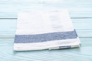 mutfak bezi (peçete) mavi ahşap zemin üzerine